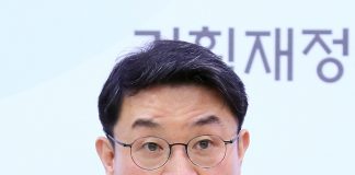 Financial official tapped as Moon’s economic policy secretary