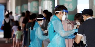 New virus cases bounce back, greater Seoul under extended social distancing