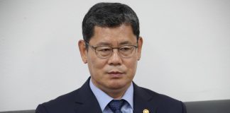 Unification minister offers to resign over worsened inter-Korean relations