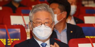 Gyeonggi governor emerges as front-runner in poll of presidential hopefuls