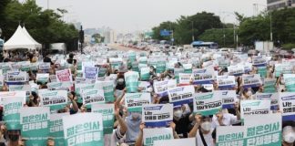 Junior doctors decide to continue striking
