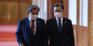 Senior presidential aides offer to resign, but draw ridicule and attacks from opposition