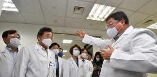 Ruling party chief visits Celltrion developing COVID-19 antibody drug