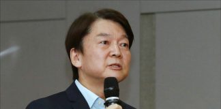 Ahn woos chief prosecutor who rose to presidential hopeful in polls
