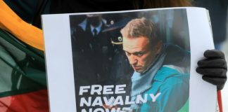 Russian prosecutors back request to imprison Navalny